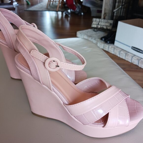 Pink wedge dress shoes, size 8 - Picture 3 of 3